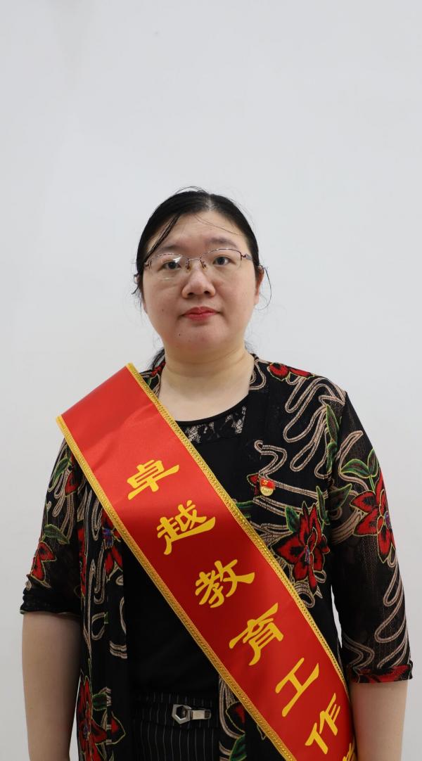 【2020年卓越教育工作者】徐蓓:热爱讲台,做一个眼里有光的人(图1) 【2020年卓越教育工作者】徐蓓:热爱讲台,做一个眼里有光的人(图1)