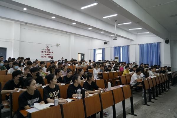 taptap点点官方网站:开学首日学校领导进课堂与学生同听“第一课”(图2) taptap点点官方网站:开学首日学校领导进课堂与学生同听“第一课”(图2)