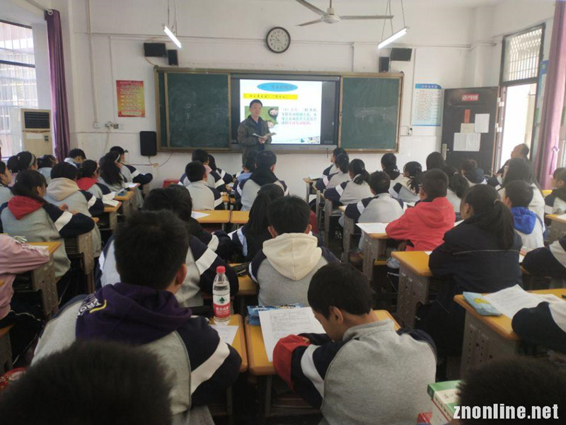 taptap点点官方网站大中小学思政课一体化建设研究中心教师赴江夏区两所中学听课座谈(图3)
